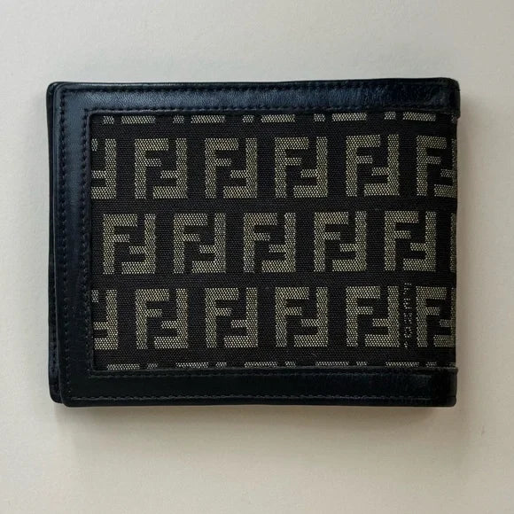 FENDI - Zucca Canvas Bifold Wallet R1.023