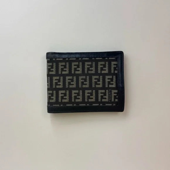 FENDI - Zucca Canvas Bifold Wallet R1.023