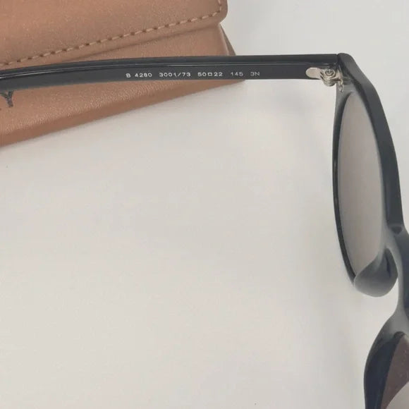 BURBERRY - Black Round Sunnies